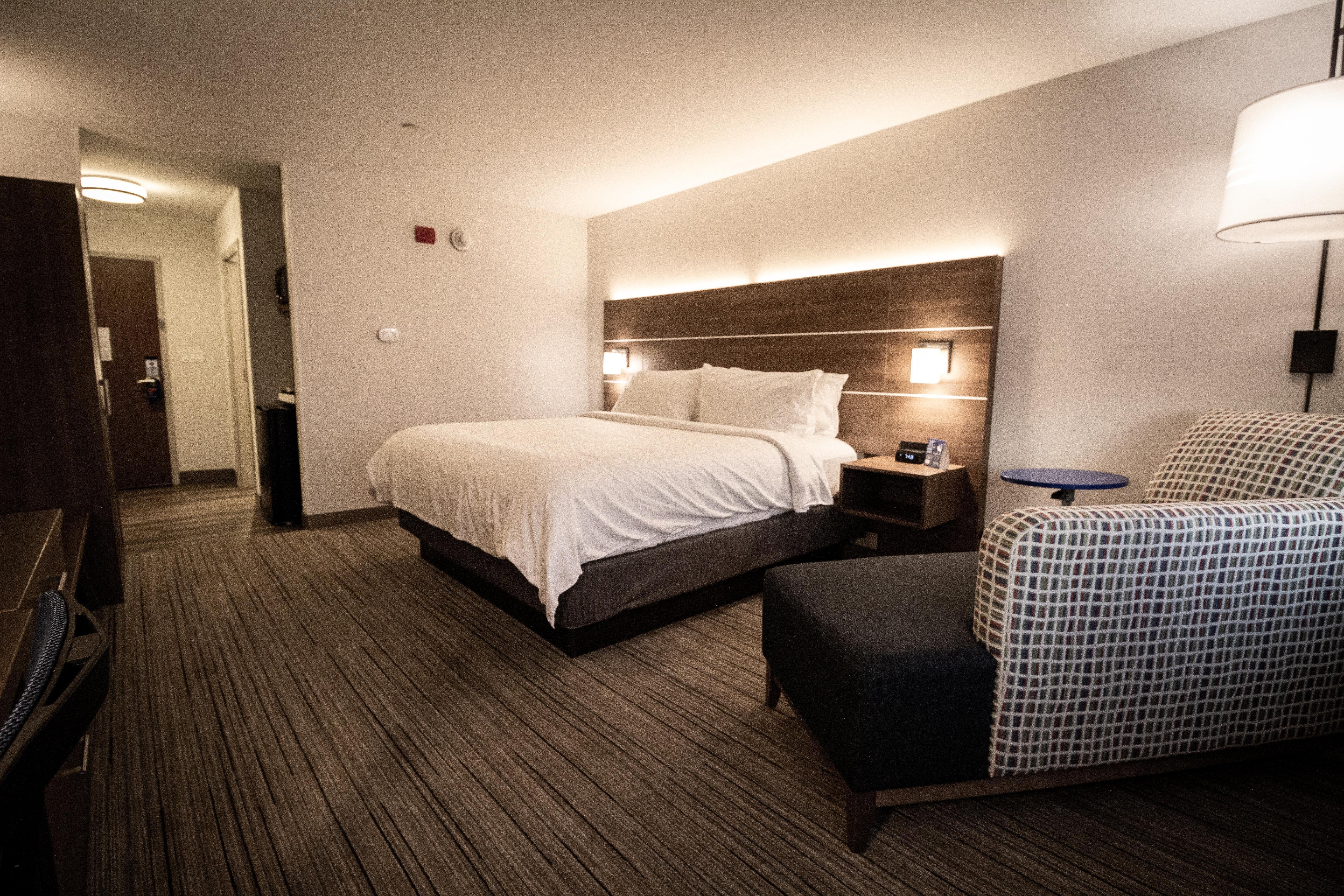 Holiday Inn Express & Suites - Boston South - Randolph By Ihg Екстер'єр фото