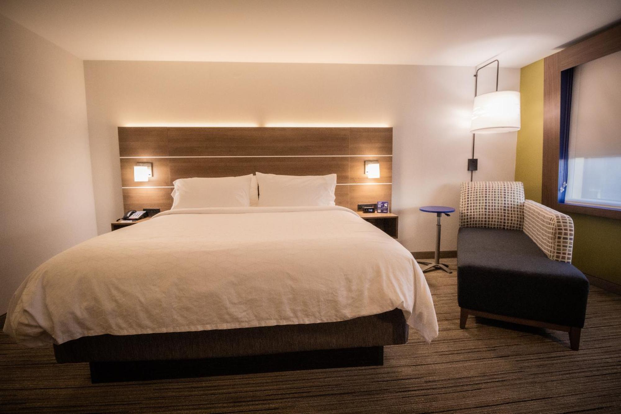 Holiday Inn Express & Suites - Boston South - Randolph By Ihg Екстер'єр фото