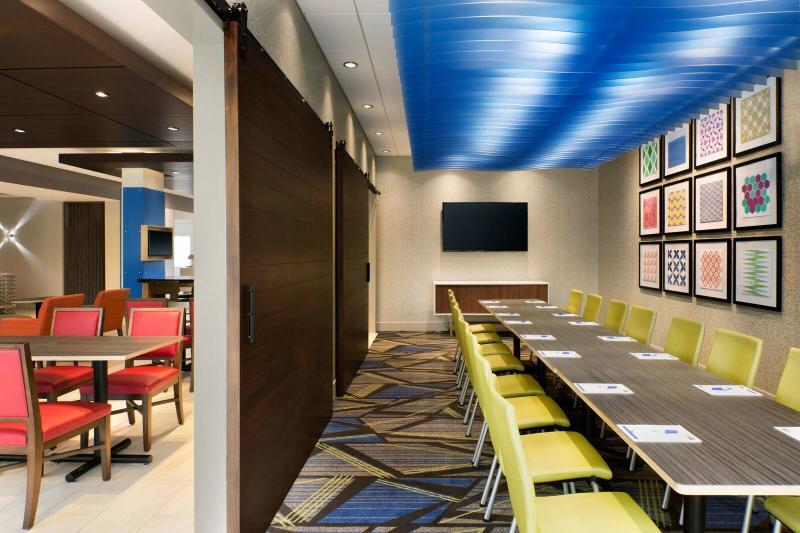 Holiday Inn Express & Suites - Boston South - Randolph By Ihg Екстер'єр фото