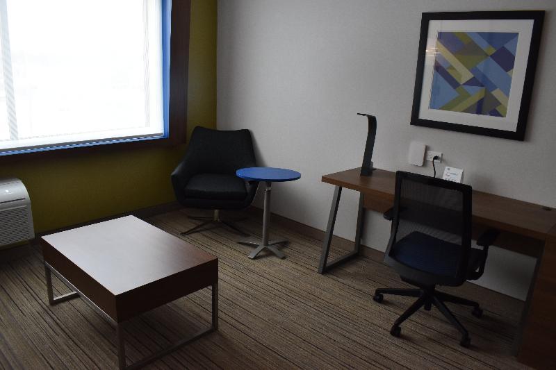 Holiday Inn Express & Suites - Boston South - Randolph By Ihg Екстер'єр фото
